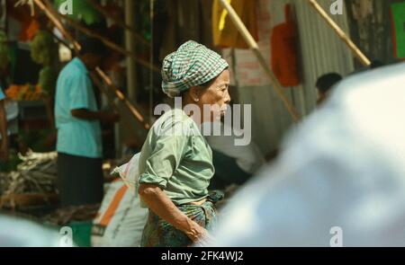 Bandarban, Bangladesch - 1. märz 2020; arbeitende Stammesfrau auf dem lokalen Markt. Stockfoto