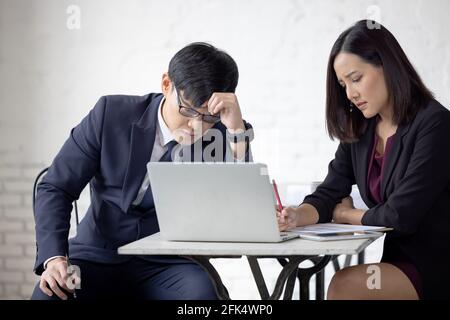 Besorgt und enttäuscht Remote online arbeitenden Mann in lässigem Outfit Mit Laptop sitzt in einem Coworking / Home Office bei Ein Schreibtisch Stockfoto