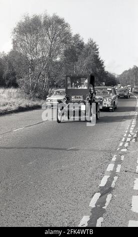 1980er Jahre, ein Oldtimer auf der Straße, der an der historischen jährlichen Autofahrveranstaltung, dem Veteran Car Run von London nach Brighton, teilnahm, die vom RAC organisiert wurde. Die längste Motorveranstaltung der Welt steht nur Automobilen offen, die vor 1905 gebaut wurden. Der erste Automobilclub im Vereinigten Königreich wurde 1896 gegründet, der die Light Locomotives on the Highway Act feierte, der die Geschwindigkeitsbegrenzung auf 14 km/h erhöhte und die Notwendigkeit für Autos abschaffte, denen ein Mann zu Fuß mit einer roten Flagge vorausging. Stockfoto