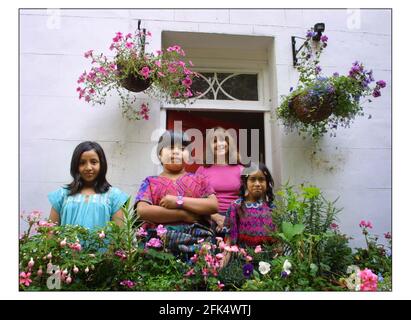 Catriona Aldridge mit adoptierten Töchtern Sofia (7) kürzeste, Bella (8) Pigtails und ITMA (9) höchste.Bild David Sandison 16/7/2003 Stockfoto