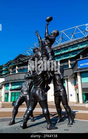 England, London, Twickenham, Twickenham Rugby Stadium, Rugby Line-Out Skulptur von Gerald Laing datiert 2010 *** Ortsüberschrift *** Großbritannien, Großbritannien, Gr Stockfoto