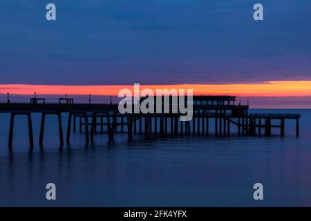 England, Kent, Deal, Sunrise over Deal Beach und Deal Pier *** Lokale Bildunterschrift *** Großbritannien, Großbritannien, Großbritannien, England, Großbritannien, Englisch, COAs Stockfoto