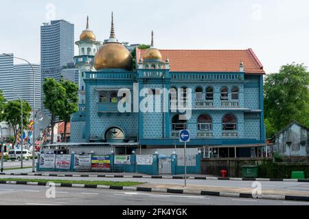 SINGAPUR, SINGAPUR - 20. Apr 2021: Singapur, 20. April 2021: Masjid Malabar oder Malabar muslimische Jama-Ath-Moschee, auch bekannt als Golden Dome Moschee. Stockfoto