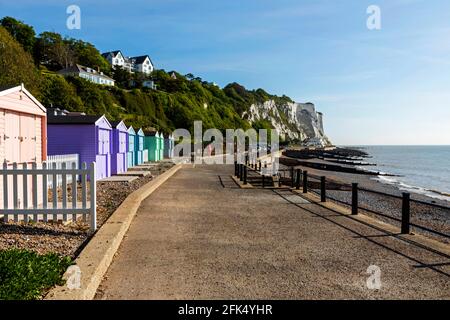 England, Kent, Dover, St.Margaret's Bay, Beach Huts und Cliff Top Housing *** Lokale Bildunterschrift *** Strand, Beach Hut, Beach Huts, Beaches, Britain, British, Cl Stockfoto