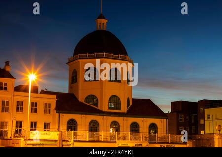 England, West Sussex, Worthing, das Art Deco Dome Kino und das Tea Room Building *** Lokale Bildunterschrift *** Großbritannien, Großbritannien, Großbritannien, England, Stockfoto