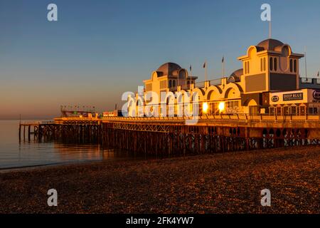 England, Hampshire, Portsmouth, Southsea, Beach und South Parade Pier *** Ortsüberschrift *** Strand,Strände,Großbritannien,Britisch,Küste,Küste,England,Engli Stockfoto