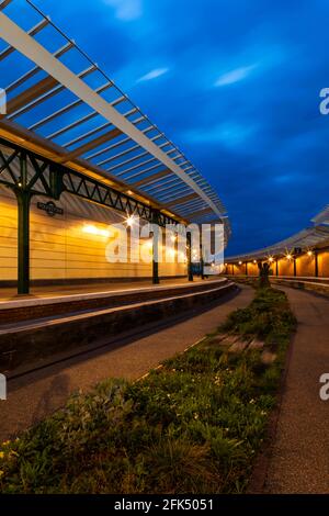 England, Kent, Folkestone, The Dis-used Folkestone Harbour Train Station at Night *** Lokale Bildunterschrift *** Britannien, Britisch, England, Englisch, Abend, Folke Stockfoto