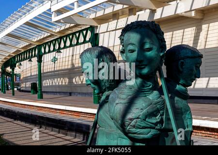 England, Kent, Folkestone, der Dis-used Folkestone Harbour Bahnhof, Skulptur mit dem Titel 'Rug People' byn Paloma Varga Weisz datiert 2011 *** Lokal ca. Stockfoto