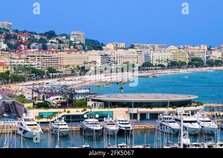 Cannes, Frankreich, 2019. Panoramablick auf den alten Hafen, den Strand und La Croisette. Quelle: Vuk Valcic / Alamy Stockfoto