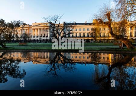 England, London, Regent's Park, Winteransicht der Cornwall Terrace Mews mit Spiegelung am See *** Ortsüberschrift *** wohlhabend, Großbritannien, Großbritannien, Cornwall Stockfoto