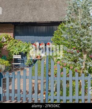 Gemütliche Ecke im Garten mit französischem Klappstuhl *** Local Caption *** Weesp, Noord-Holland, Niederlande, Haus, Sommer, Garten, Stockfoto