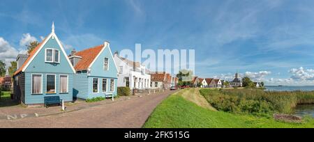 Holzhäuser auf einem Deich des Buiten-IJ Stockfoto