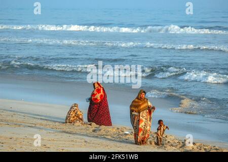 Westasien, Arabische Halbinsel, Sultanat Oman, Dhofar, Salalah, Frauen am Strand Stockfoto