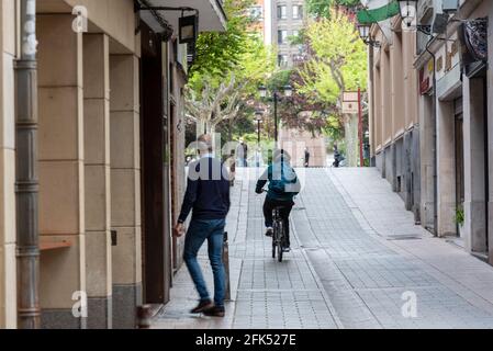 LOGRONO, SPANIEN - 25. Apr 2021: Logrono, Spanien - 2021. April 22 : Menschen, die im Frühjahr 202 in den leeren Straßen von Logrono in der Zeit des Covid 19 spazieren Stockfoto