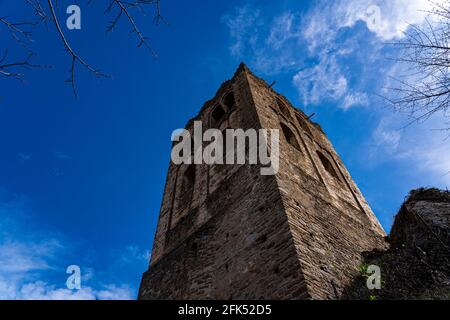 Abbaye St Martin du Canigou - Sant Martí del Canigó - erbaut 1009 in den Pyrenäen im Norden Kataloniens auf dem Canigou-Berg - jetzt in Frankreich. Stockfoto