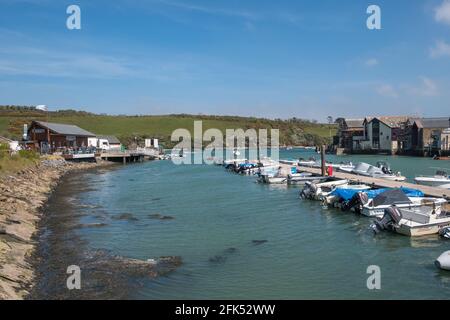 Kleine Boote, die in Shadycombe Creek, Salcombe, South Hams, Devon vertäut sind Stockfoto