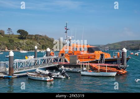 Salcombe All Weather Rettungsboot 16-09 Tamar Class vertäut auf seinem Ponton in Salcombe, South Hams, Devon Stockfoto