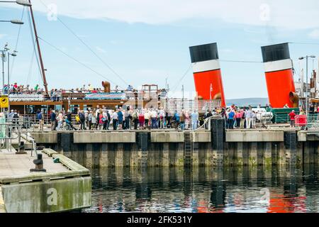 Leute, die Schlange stehen, um an Bord des Waverley Paddle Steamers am Largs Pier, Schottland, Großbritannien, zu gehen Stockfoto