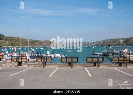 Leere Bänke am Whitestrand Quay mit Blick auf die Salcombe-Mündung in South Hams, Devon Stockfoto