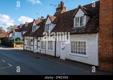 Das ehemalige Postamt des Dorfes mit Erkerfenstern ist jetzt Privateigentum. Es ist eines der ältesten Gebäude im Hurley-Dorf Berkshire in Brita Stockfoto