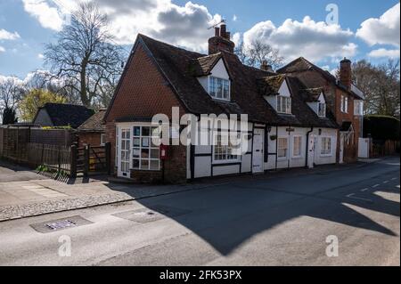 Das ehemalige Postamt und der allgemeine Laden des Dorfes mit Erkerfenstern ist jetzt ein Privateigentum, das als Church Cottages bekannt ist. Stockfoto