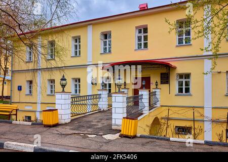 Architekturensemble des ersten Gradspitals, Priestly Corps, erbaut 1823-1833, Architekt Bove, Wahrzeichen: Moskau, Russland - 25. April 2021 Stockfoto