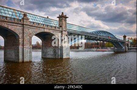 Blick auf die Andrejewski-Brücke, erbaut 1905-1907. Die moderne Ansicht wurde 2000 erworben und wurde als Puschkin-Brücke bekannt. Wahrzeichen: Moskau, Rus Stockfoto