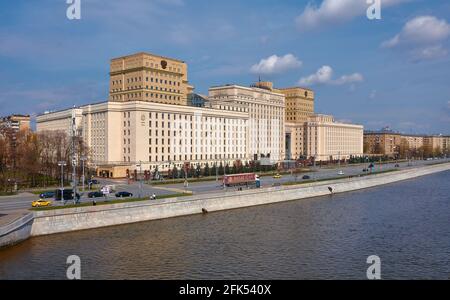 Hauptgebäude des Verteidigungsministeriums der Russischen Föderation, erbaut 1938-1951 auf dem Frunzenskaja-Damm, Wahrzeichen: Moskau, Russland - 22. April 2 Stockfoto