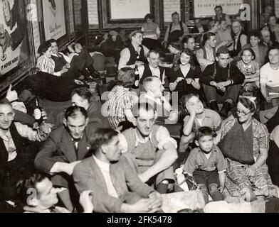 DIE 1940 LONDON BLITZ nimmt Schutz in der Piccadilly U-Bahn-Station Stockfoto