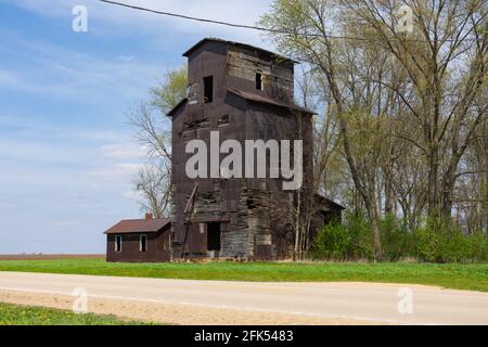 Alte verlassene Holzkornaufzug an der County Road im ländlichen Illinois. Stockfoto