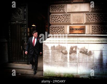 Gordon Brown, Abgeordneter, Schatzkanzler, verlässt das Amt am 1998. November Das Treasury Building Westminster, wie er sich auf den Weg macht Sein Auto vor seinem Büro - auf dem Weg nach Rede vor dem Unterhaus mit seiner Erklärung vor dem Haushaltsplan Stockfoto