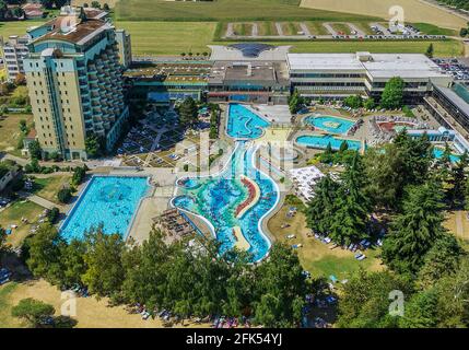 Luftaufnahme nach Bad Füssing und seinen Thermen Stockfoto