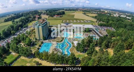 Luftaufnahme nach Bad Füssing und seinen Thermen Stockfoto