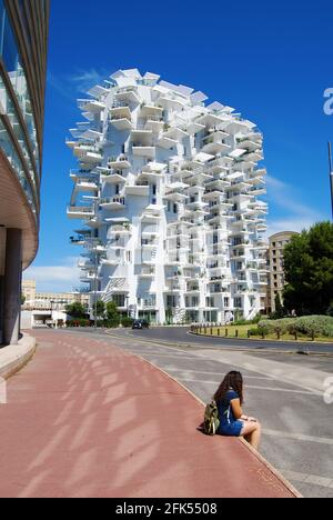 Montpellier, Frankreich - das Apartmentgebäude L’Arbre Blanc (der Weiße Baum) wurde von den Architekten Sou Fujimoto, Nicolas Laisné und Manal Rachdi (2019) entworfen. Stockfoto