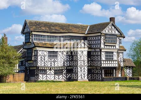 Little Moreton Hall ein schwarz-weißes, denkmalgeschütztes Gebäude der 1. Klasse Fachwerkhaus Tudor mit einem Graben in der Nähe von Congleton Großbritannien, Großbritannien, Großbritannien, Europa Stockfoto