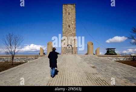 KFOR Soldaten auf dem Posten am Denkmal im Kosovo Polje, das Kosovo Feld, Es ist vor allem dafür bekannt, das Schlachtfeld der Schlacht von Kosovo (1389) zwischen den serbischen und osmanischen Armeen, und viele andere Schlachten. Stockfoto