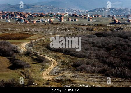 KFOR Soldaten auf dem Posten am Denkmal im Kosovo Polje, das Kosovo Feld, Es ist vor allem dafür bekannt, das Schlachtfeld der Schlacht von Kosovo (1389) zwischen den serbischen und osmanischen Armeen, und viele andere Schlachten. Stockfoto