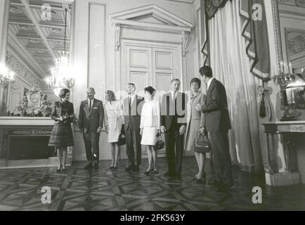Brüssel, Belgien - (AKTE) -- der König von Belgien, Baudouin I, und seine Königin, Fabiola, posieren zusammen mit den Apollo-11-Astronauten und ihren Frauen am 9. Oktober 1970 in der Empfangshalle des Königlichen Palastes in Brüssel, Belgien.Quelle: NASA via CNP /MediaPunch Stockfoto