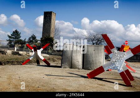 KFOR Soldaten auf dem Posten am Denkmal im Kosovo Polje, das Kosovo Feld, Es ist vor allem dafür bekannt, das Schlachtfeld der Schlacht von Kosovo (1389) zwischen den serbischen und osmanischen Armeen, und viele andere Schlachten. Stockfoto