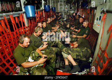 Müde und ausgetragene schwedische KFOR-Soldaten auf dem Heimweg vom Kosovo nach Schweden im Flugzeug der schwedischen Luftwaffe Hercules TP 84. Stockfoto