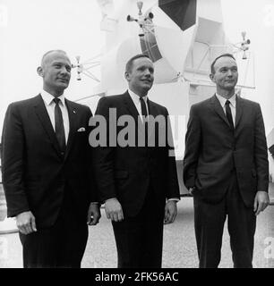 Cape Canaveral, FL - (DATEI) -- Apollo 11 Astronauten, von links nach rechts, Edwin E. 'Buzz' Aldrin, Jr., Neil A. Armstrong und Michael Collins, posieren vor einem großformatigen Mondmodulmodell, ähnlich dem Raumschiff, das sie am 28. Februar 1969 zum Mond brachte.Quelle: NASA via CNP /MediaPunch Stockfoto