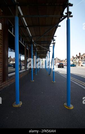 24. April 2021 - Bucks, England: Blick auf blaues Gerüst auf dem Bürgersteig Stockfoto