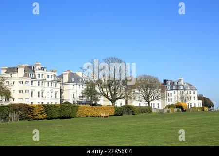 Blick auf die Clifton Terrace vom West Cliff, Folkestone, Kent, England, Vereinigtes Königreich Stockfoto