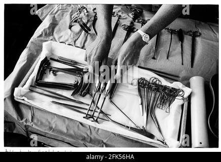 Addenbrookes Hospital Cambridge Juli 1998 Auslegen einer Tonsille und Adinoid-Satz von Instrumenten im Operationssaal einer der Fotoserie zu 50 Jahren NHS Stockfoto