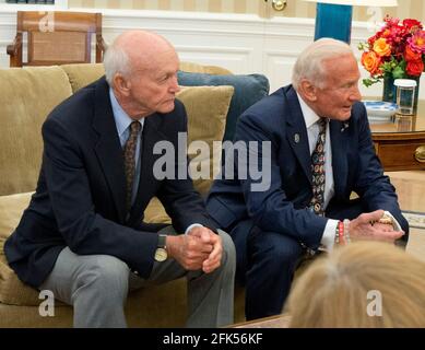 Die überlebenden Apollo 11-Astronauten Michael Collins und Edwin 'Buzz' Aldrin treffen sich mit dem US-Präsidenten Barack Obama, um am Dienstag, dem 22. Juli 2014, den 45. Jahrestag der ersten bemannten Landung auf dem Mond im Oval Office des Weißen Hauses in Washington, DC, zu würdigen.Quelle: Ron Sachs/Pool via CNP /MediaPunch Stockfoto