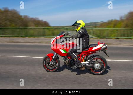 2003 Red Ducati Multistrada 1000s Sport-Tourer; Motorradfahrer; zweirädriger Transport, Motorräder, Fahrzeug, Straßen, Motorräder, Motorradfahrer fahren in Chorley, Großbritannien Stockfoto