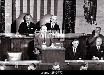 Washington, DC - (DATEI) -- Apollo 11-Astronaut Michael L. Collins spricht am 16. September 1969 zu einer gemeinsamen Kongresssitzung. Die Astronauten (L-R) Neil Armstrong und Edwin E. Aldrin, Jr. Congress, würdigten die Astronauten für ihren historischen Flug zum Mond und ihre Rückkehr.Quelle: NASA via CNP Stockfoto