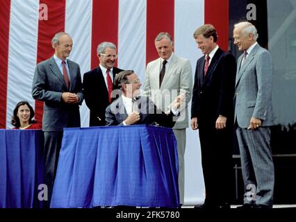 US-Präsident George H.W. Bush unterzeichnet eine Proklamation, nachdem er am 20. Juli 1989 Pläne für die Space Exploration Initiative (sei) zum 20. Jahrestag der Landung des Apollo 11 Mondes im National Air and Space Museum in Washington, DC, bekannt gegeben hatte. Von links nach rechts: Marilyn Quayle (sitzend); Apollo 11 Command Module Pilot Michael Collins; NASA-Administrator Richard H. Truly; Präsident Bush; Apollo 11 Command Pilot Neil A. Armstrong; US-Vizepräsident Dan Quayle; und Apollo 11 Lunar Module Pilot Edwin (Buzz) Aldrin.Quelle: Robert Trippett/Pool via CNP - weltweite Nutzung Stockfoto