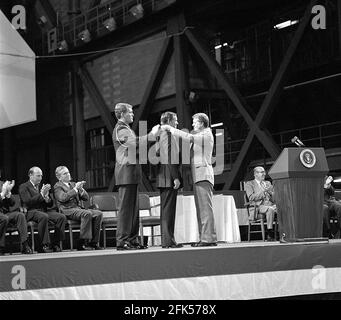 Cape Canaveral, FL - (DATEI) -- Astronaut Neil A. Armstrong erhält am 1. Oktober 1978 die erste Ehrenmedaille des Kongressraums vom US-Präsidenten Jimmy Carter, unterstützt von Kapitän Robert Peterson. Armstrong, einer von sechs Astronauten, die die Medaille bei Zeremonien im Vehicle Assembly Building (VAB) überreichten, wurde für seine Leistungen während der Mission Gemini 8 und der Mission Apollo 11 ausgezeichnet, als er als erster Mensch den Mond betrat.Quelle: NASA über CNP – weltweite Nutzung Stockfoto