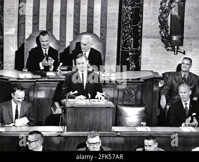 Foto der Akte - Washington, DC - -- Astronaut Neil Armstrong zeigt seinen boyish grimmigen, als er das Podium im Repräsentantenhaus der Vereinigten Staaten mit seinen Mitreisenden Michael Collins, links, und Edwin E. 'Buzz' Aldrin, Jr., rechts, teilt, während sie am 16. September 1969 vor einer gemeinsamen Kongresssitzung sprechen. Armstrongs Ausführungen genossen den Beifall von Vizepräsident Spiro Agnew, hinten links, und dem Sprecher des Repräsentantenhauses John McCormick (Demokrat von Massachusetts), hinten rechts. --- der amerikanische Astronaut Michael Collins, der das Apollo 11-Kommandomodul flog, während seine Mitstreiter die ersten Personen wurden Stockfoto